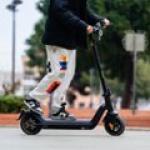 NIU - KQi3 Pro Foldable Electric Kick Scooter w/ 31 mi Max Operating Range & 20 mph Max Speed - Black